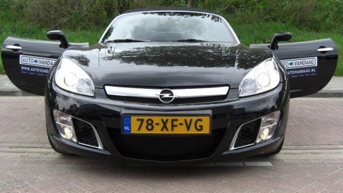 De potentile klassieker n de leukste Opel in tijden, de Speedster, heeft het veld moeten ruimen voor een nieuwe roadster met klassieke naam, de GT. Veertig jaar na de poor mans Corvette heeft Opel