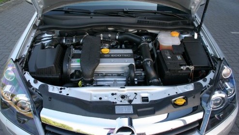 Het is weer eens wat anders zon vooruit die doorloopt tot in het dak. Opel noemt het een panoramische voorruit en vraagt er 1.595 euro extra voor in de Astra GTC. Het is zeker geen onaardig accessoir