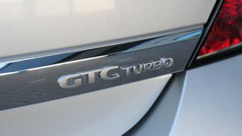 Het is weer eens wat anders zon vooruit die doorloopt tot in het dak. Opel noemt het een panoramische voorruit en vraagt er 1.595 euro extra voor in de Astra GTC. Het is zeker geen onaardig accessoir
