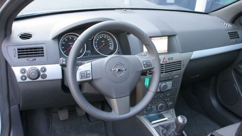 Het is weer eens wat anders zon vooruit die doorloopt tot in het dak. Opel noemt het een panoramische voorruit en vraagt er 1.595 euro extra voor in de Astra GTC. Het is zeker geen onaardig accessoir
