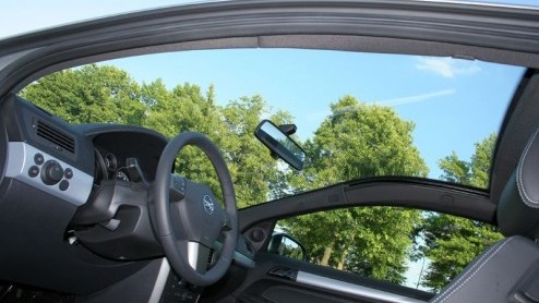 Het is weer eens wat anders zon vooruit die doorloopt tot in het dak. Opel noemt het een panoramische voorruit en vraagt er 1.595 euro extra voor in de Astra GTC. Het is zeker geen onaardig accessoir