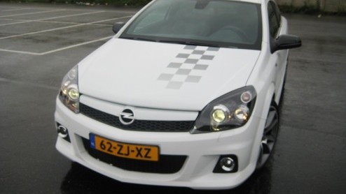 Hip wit, racy striping, antraciete velgen, lekker stug en 240 pk op de voorwielen. Als dat geen hot hatch is, weten wij het ook niet. De Opel Astra OPC Nrburgring Edition is een speciaaltje en maakt 