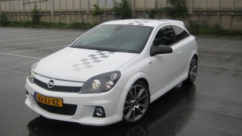 Hip wit, racy striping, antraciete velgen, lekker stug en 240 pk op de voorwielen. Als dat geen hot hatch is, weten wij het ook niet. De Opel Astra OPC Nrburgring Edition is een speciaaltje en maakt 