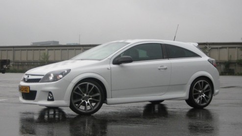Hip wit, racy striping, antraciete velgen, lekker stug en 240 pk op de voorwielen. Als dat geen hot hatch is, weten wij het ook niet. De Opel Astra OPC Nrburgring Edition is een speciaaltje en maakt 