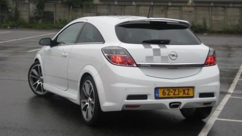 Hip wit, racy striping, antraciete velgen, lekker stug en 240 pk op de voorwielen. Als dat geen hot hatch is, weten wij het ook niet. De Opel Astra OPC Nrburgring Edition is een speciaaltje en maakt 