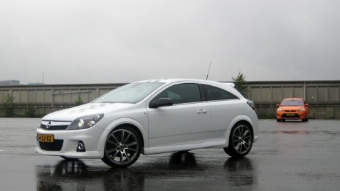 Hip wit, racy striping, antraciete velgen, lekker stug en 240 pk op de voorwielen. Als dat geen hot hatch is, weten wij het ook niet. De Opel Astra OPC Nrburgring Edition is een speciaaltje en maakt 