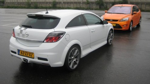 Hip wit, racy striping, antraciete velgen, lekker stug en 240 pk op de voorwielen. Als dat geen hot hatch is, weten wij het ook niet. De Opel Astra OPC Nrburgring Edition is een speciaaltje en maakt 
