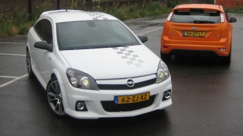 Hip wit, racy striping, antraciete velgen, lekker stug en 240 pk op de voorwielen. Als dat geen hot hatch is, weten wij het ook niet. De Opel Astra OPC Nrburgring Edition is een speciaaltje en maakt 