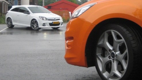 Hip wit, racy striping, antraciete velgen, lekker stug en 240 pk op de voorwielen. Als dat geen hot hatch is, weten wij het ook niet. De Opel Astra OPC Nrburgring Edition is een speciaaltje en maakt 