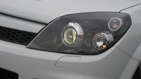 Hip wit, racy striping, antraciete velgen, lekker stug en 240 pk op de voorwielen. Als dat geen hot hatch is, weten wij het ook niet. De Opel Astra OPC Nrburgring Edition is een speciaaltje en maakt 