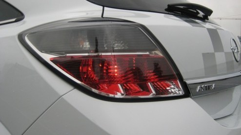 Hip wit, racy striping, antraciete velgen, lekker stug en 240 pk op de voorwielen. Als dat geen hot hatch is, weten wij het ook niet. De Opel Astra OPC Nrburgring Edition is een speciaaltje en maakt 