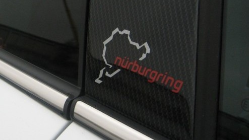 Hip wit, racy striping, antraciete velgen, lekker stug en 240 pk op de voorwielen. Als dat geen hot hatch is, weten wij het ook niet. De Opel Astra OPC Nrburgring Edition is een speciaaltje en maakt 