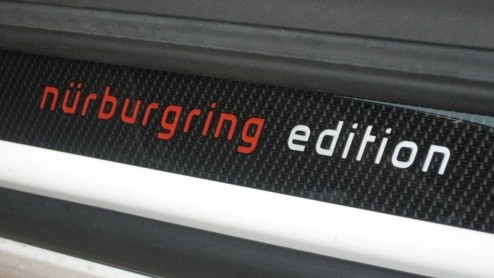 Hip wit, racy striping, antraciete velgen, lekker stug en 240 pk op de voorwielen. Als dat geen hot hatch is, weten wij het ook niet. De Opel Astra OPC Nrburgring Edition is een speciaaltje en maakt 