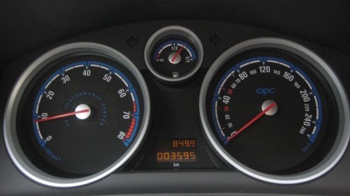 Hip wit, racy striping, antraciete velgen, lekker stug en 240 pk op de voorwielen. Als dat geen hot hatch is, weten wij het ook niet. De Opel Astra OPC Nrburgring Edition is een speciaaltje en maakt 