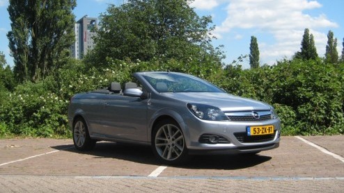 Opel doet graag mee met de opmars van de coupe-cabrios op de Nederlandse wegen. Naast de compacte Tigra TwinTop is ook de Astra naar wens geheel open te rijden, of als coup. Tijd voor een trip met d