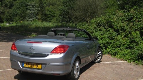Opel doet graag mee met de opmars van de coupe-cabrios op de Nederlandse wegen. Naast de compacte Tigra TwinTop is ook de Astra naar wens geheel open te rijden, of als coup. Tijd voor een trip met d