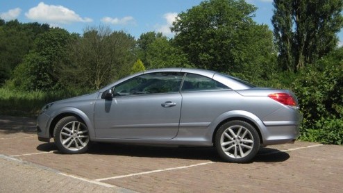 Opel doet graag mee met de opmars van de coupe-cabrios op de Nederlandse wegen. Naast de compacte Tigra TwinTop is ook de Astra naar wens geheel open te rijden, of als coup. Tijd voor een trip met d