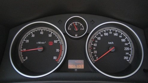 Opel doet graag mee met de opmars van de coupe-cabrios op de Nederlandse wegen. Naast de compacte Tigra TwinTop is ook de Astra naar wens geheel open te rijden, of als coup. Tijd voor een trip met d