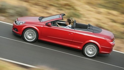 Opel begint precies op tijd met het leveren van de Astra Twin Top. Vanaf 3 juni staat de Cabrio / Coup namelijk bij de dealers in de showroom.