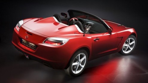 Het GM concern heeft drie verschillende autos ontwikkeld die in de basis hetzelfde zijn. Wij Europeanen krijgen van die drie alleen de Opel GT op de markt. Een leuke roadster met turbo motor en achte