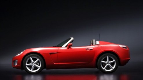 Het GM concern heeft drie verschillende autos ontwikkeld die in de basis hetzelfde zijn. Wij Europeanen krijgen van die drie alleen de Opel GT op de markt. Een leuke roadster met turbo motor en achte