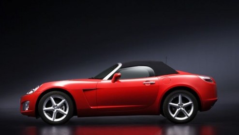 Het GM concern heeft drie verschillende autos ontwikkeld die in de basis hetzelfde zijn. Wij Europeanen krijgen van die drie alleen de Opel GT op de markt. Een leuke roadster met turbo motor en achte