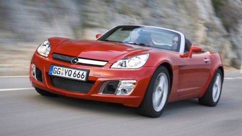 Het GM concern heeft drie verschillende autos ontwikkeld die in de basis hetzelfde zijn. Wij Europeanen krijgen van die drie alleen de Opel GT op de markt. Een leuke roadster met turbo motor en achte