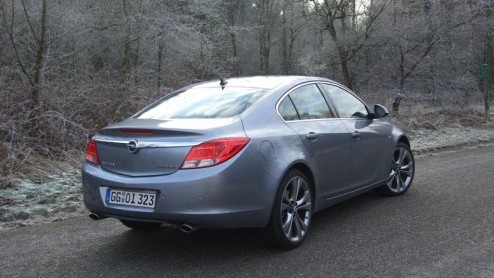 Opel ziet de naam Vectra niet meer zitten. Nee, het roer moest volledig om daar in Duitsland. Resultaat? Nou, een model dat meteen de titel Auto van het Jaar 2009 in de wacht sleept, oftewel nieuwko