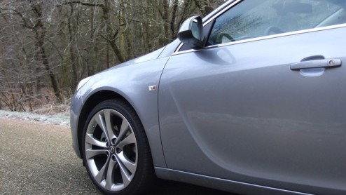 Opel ziet de naam Vectra niet meer zitten. Nee, het roer moest volledig om daar in Duitsland. Resultaat? Nou, een model dat meteen de titel Auto van het Jaar 2009 in de wacht sleept, oftewel nieuwko