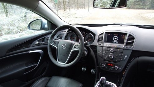 Opel ziet de naam Vectra niet meer zitten. Nee, het roer moest volledig om daar in Duitsland. Resultaat? Nou, een model dat meteen de titel Auto van het Jaar 2009 in de wacht sleept, oftewel nieuwko