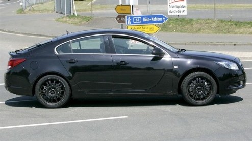 De Opel Insignia is geen geheim meer. Komende maand staat Opels nieuwe vlaggenschip te schitteren in Londen. De zogenaamde fastback-versie  die naast de sedan en stationwagon zal verschijnen - is nog