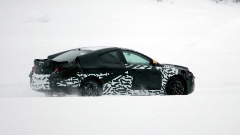 Opel is druk bezig om de nieuwe Vectra voor het einde van 2008 bij jou op de oprit te krijgen. Dat bewijzen de fotos die gemaakt zijn in het hoge noorden van Zweden die hier te zien zijn.