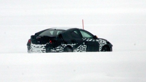 Opel is druk bezig om de nieuwe Vectra voor het einde van 2008 bij jou op de oprit te krijgen. Dat bewijzen de fotos die gemaakt zijn in het hoge noorden van Zweden die hier te zien zijn.