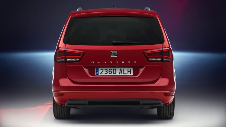 Facelift voor Seat Alhambra. De opfriskuur bestaat uit nieuwe uitrustingsmogelijkheden, LED-achterlichten, een verse grille en zuinigere motoren.