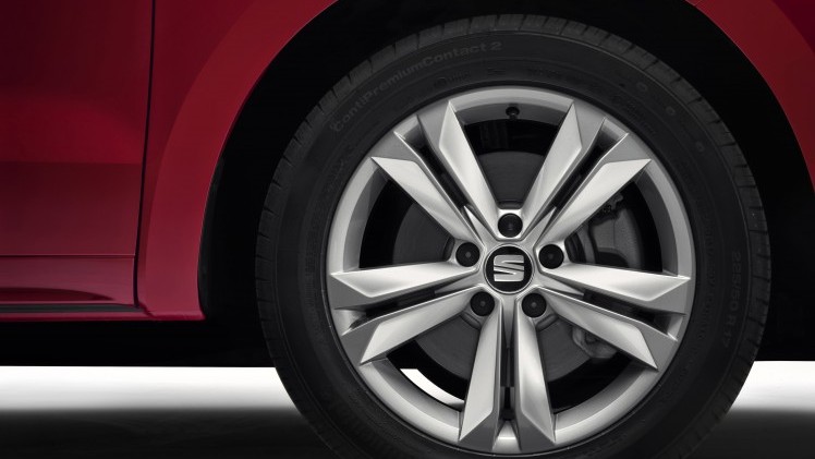 Facelift voor Seat Alhambra. De opfriskuur bestaat uit nieuwe uitrustingsmogelijkheden, LED-achterlichten, een verse grille en zuinigere motoren.