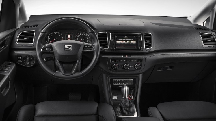 Facelift voor Seat Alhambra. De opfriskuur bestaat uit nieuwe uitrustingsmogelijkheden, LED-achterlichten, een verse grille en zuinigere motoren.