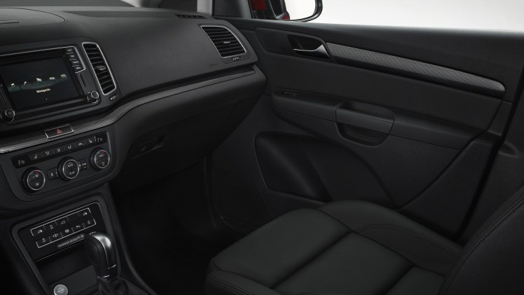 Facelift voor Seat Alhambra. De opfriskuur bestaat uit nieuwe uitrustingsmogelijkheden, LED-achterlichten, een verse grille en zuinigere motoren.
