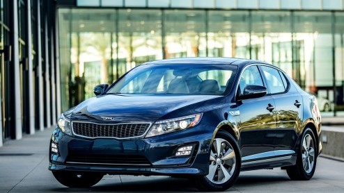 Kia heeft de Optima Hybrid in het nieuw gestoken. Tevens is de CO2-uitstoot verder gedaald en komt de Optima Hybrid in aanmerking voor 20% bijtelling.