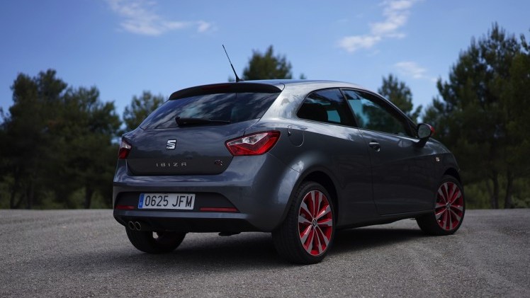 Van zijn uiterlijke wijzigingen moet de vernieuwde Seat Ibiza het niet hebben. Alleen een getraind oog ziet de verschillen. Stap je in, is het echter een compleet ander verhaal. Autotest!