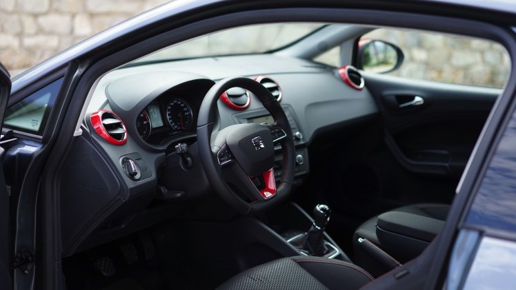 Van zijn uiterlijke wijzigingen moet de vernieuwde Seat Ibiza het niet hebben. Alleen een getraind oog ziet de verschillen. Stap je in, is het echter een compleet ander verhaal. Autotest!