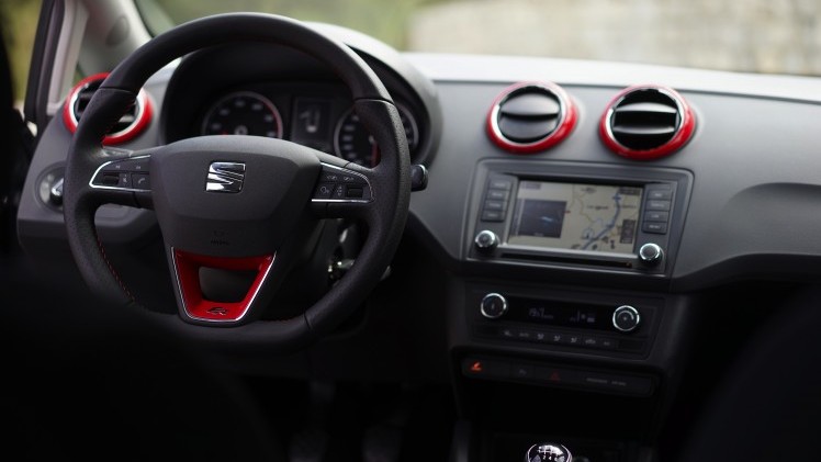 Van zijn uiterlijke wijzigingen moet de vernieuwde Seat Ibiza het niet hebben. Alleen een getraind oog ziet de verschillen. Stap je in, is het echter een compleet ander verhaal. Autotest!