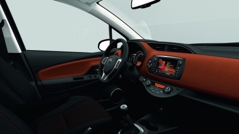 Toyota heeft de Yaris opgefrist. De Japanner is nu meer in lijn met de gloednieuwe Aygo en heeft voortaan een vanafprijs van 12.495 euro. Dat is 100 euro meer dan voorheen.