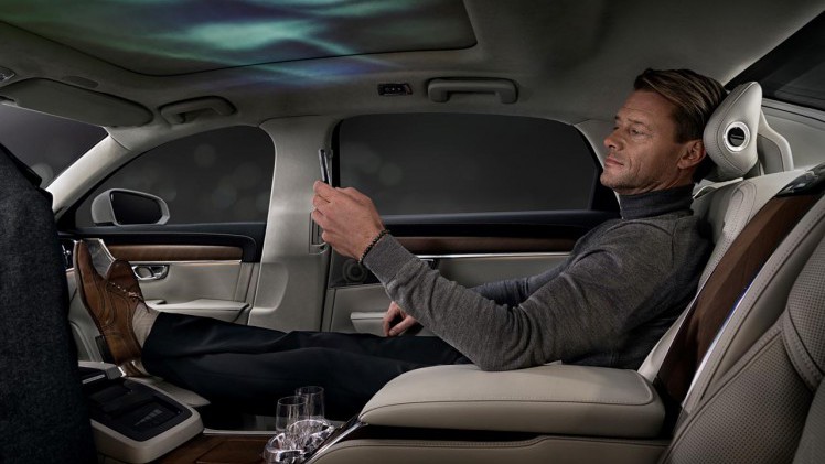 Volvo laat in Beijing een speciale uitvoering zien van de S90. Deze Ambience is voorzien van alle denkbare luxe plus een projectie op het plafond met bijbehorende geluiden.