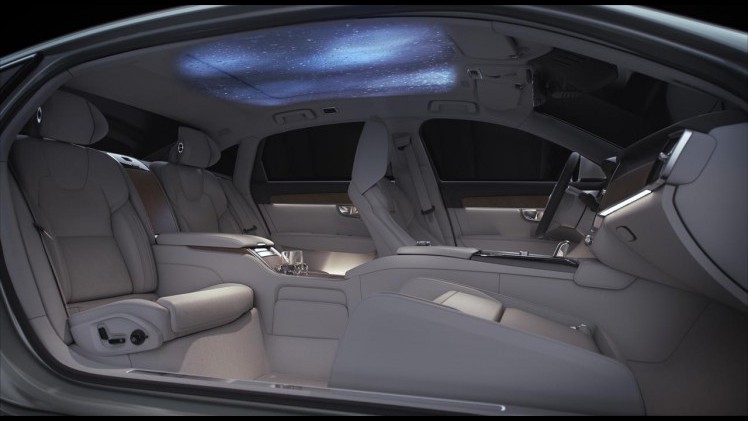 Volvo laat in Beijing een speciale uitvoering zien van de S90. Deze Ambience is voorzien van alle denkbare luxe plus een projectie op het plafond met bijbehorende geluiden.