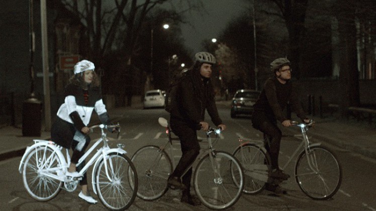 Volvo Life Paint bestaat uit een reflecterende spray om fietsers en voetgangers beter zichtbaar te maken in het donker. Op 23 oktober organiseren dealers een Spray Day.