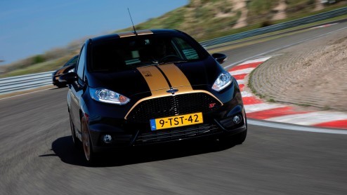 Ford Fiesta ST in de verhuur bij Hertz autoverhuur als Fiesta ST-H met gouden striping en dito wielen.