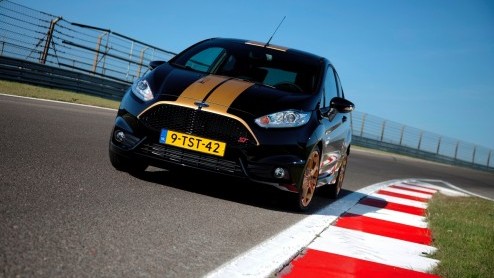 Ford Fiesta ST in de verhuur bij Hertz autoverhuur als Fiesta ST-H met gouden striping en dito wielen.