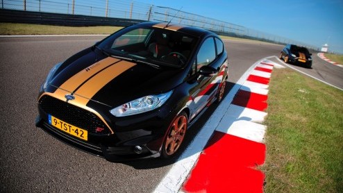 Ford Fiesta ST in de verhuur bij Hertz autoverhuur als Fiesta ST-H met gouden striping en dito wielen.
