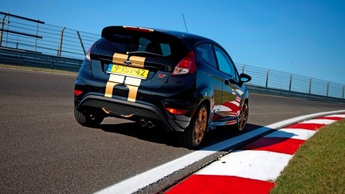 Ford Fiesta ST in de verhuur bij Hertz autoverhuur als Fiesta ST-H met gouden striping en dito wielen.
