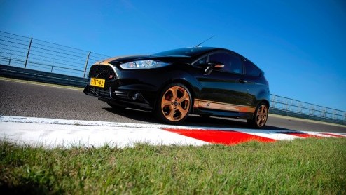 Ford Fiesta ST in de verhuur bij Hertz autoverhuur als Fiesta ST-H met gouden striping en dito wielen.